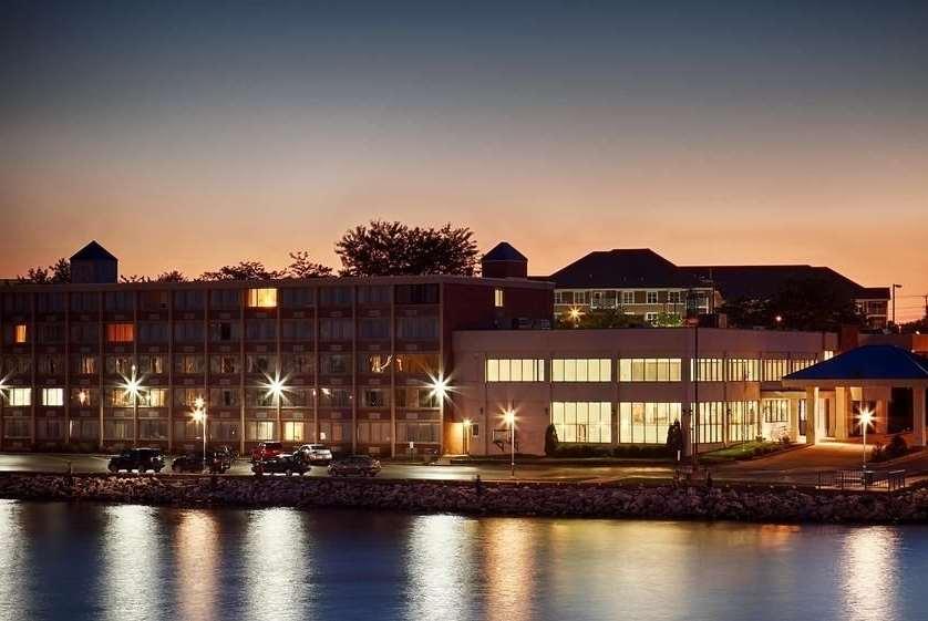 Wyndham Garden Kenosha Harborside Hotel Bagian luar foto